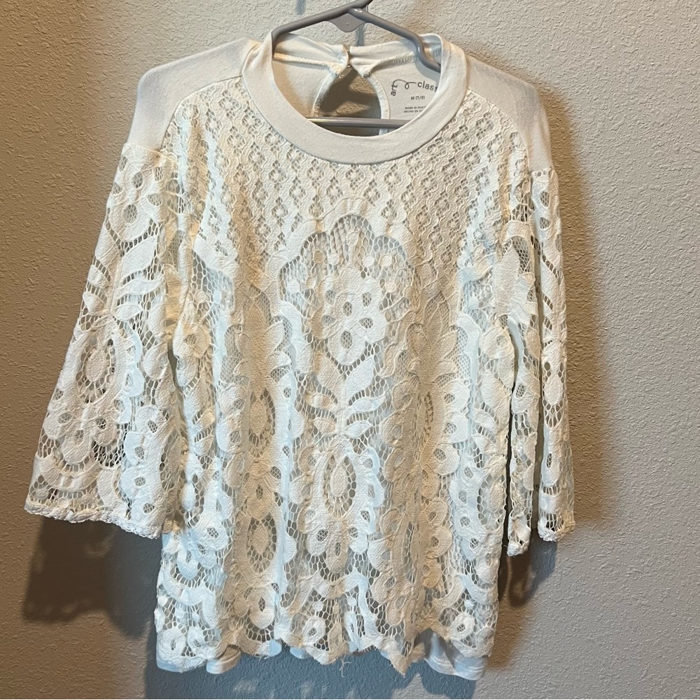 art class six m (7/8) white 3/4 sleeve with lace detail and keyhole back